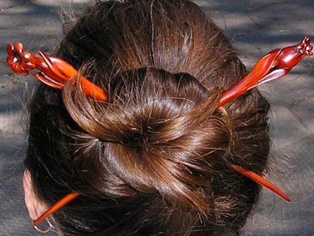прически с палочками для волос на длинные волосы